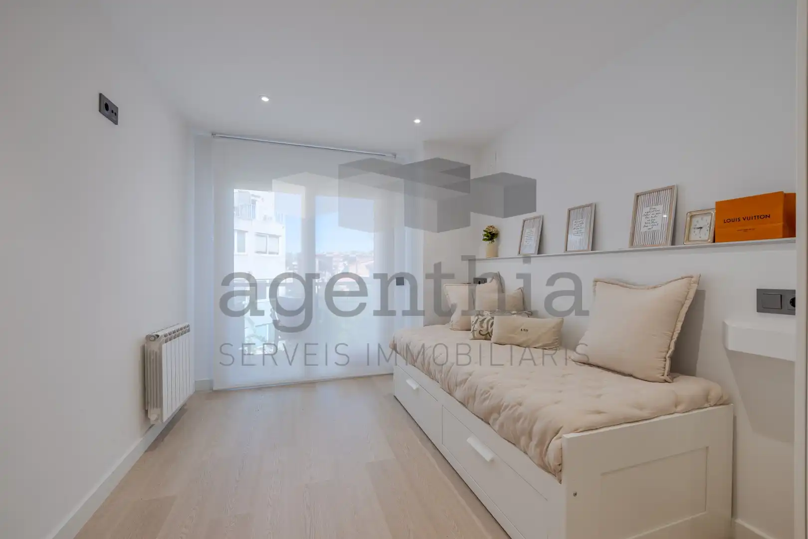 Bedroom of Flat for sale in Girona  with Air Conditioner, Heating and Balcony