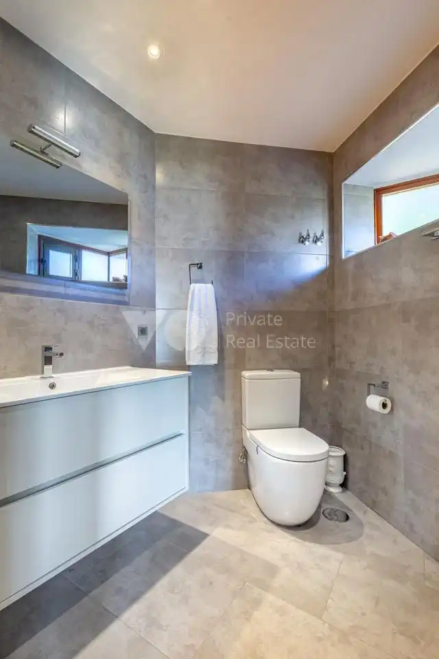Baño de Casa adosada en venta en Madrid con Aire acondicionado, Calefacción y Jardín privado