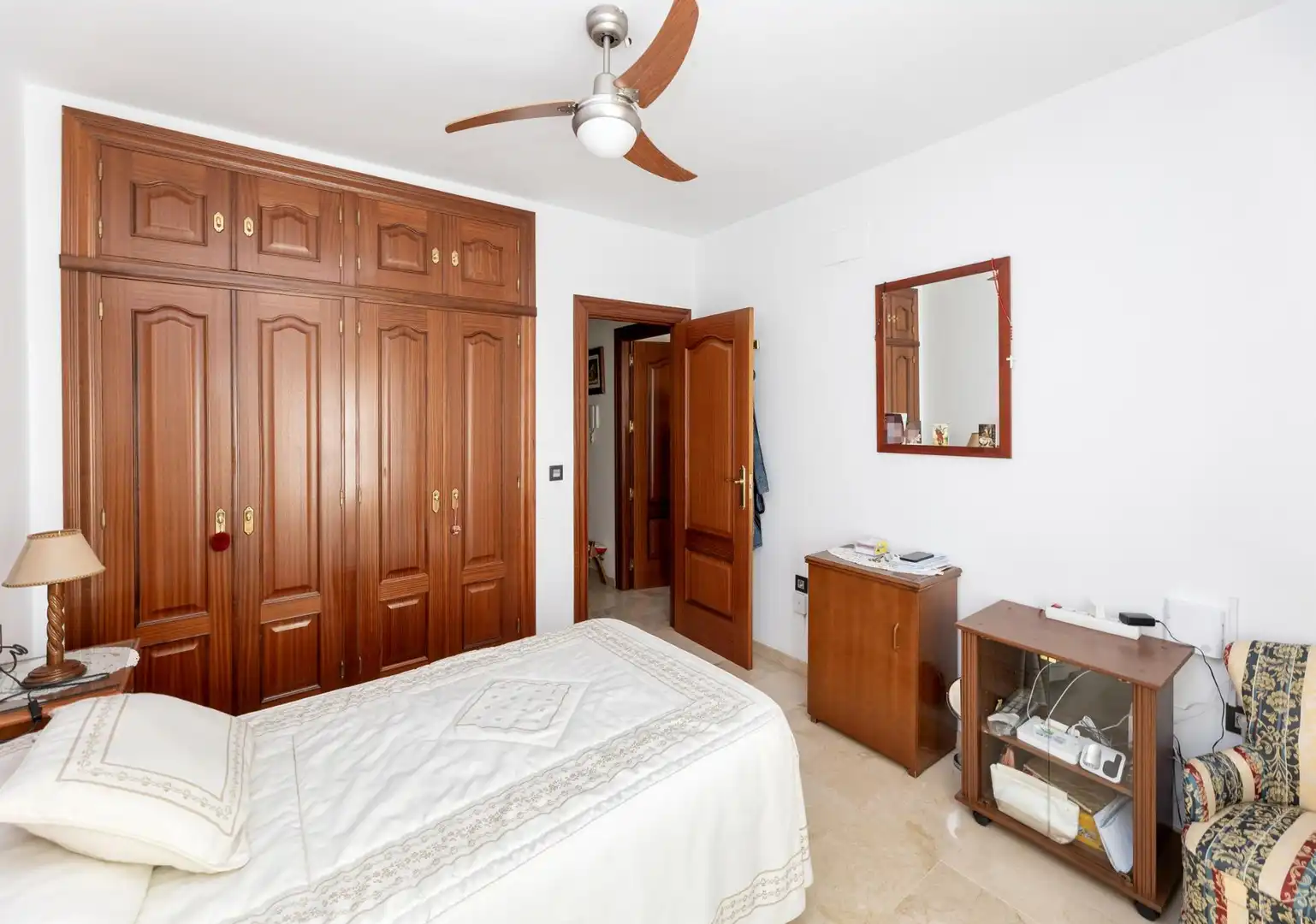 Habitación de Casa adosada en venta en Granada con Calefacción