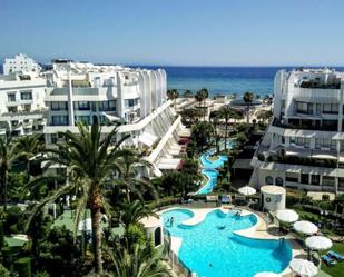 Vista exterior de Dúplex en venda en Marbella amb Aire condicionat, Terrassa i Piscina