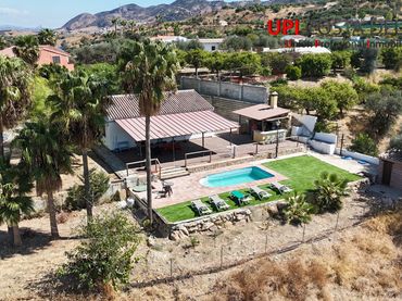 Casa rústica amb piscina en venda a Diseminado Poligono 26 94