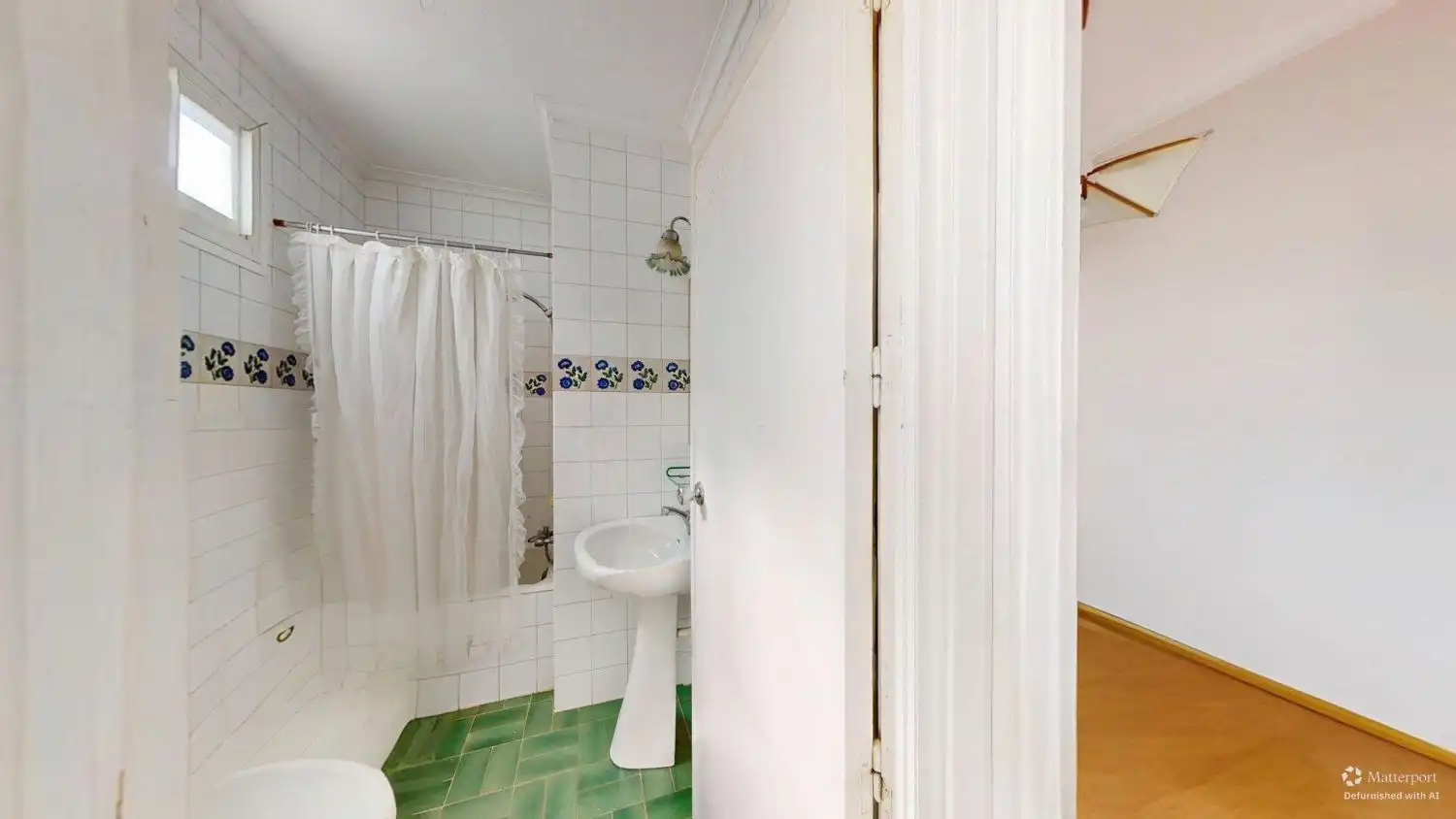 Bathroom of Flat for sale in Sevilla  with Air Conditioner, Terrace and Storage room