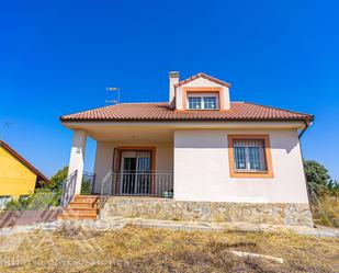 Vista exterior de Casa o xalet en venda en Zarzuela del Monte amb Calefacció, Jardí privat i Terrassa