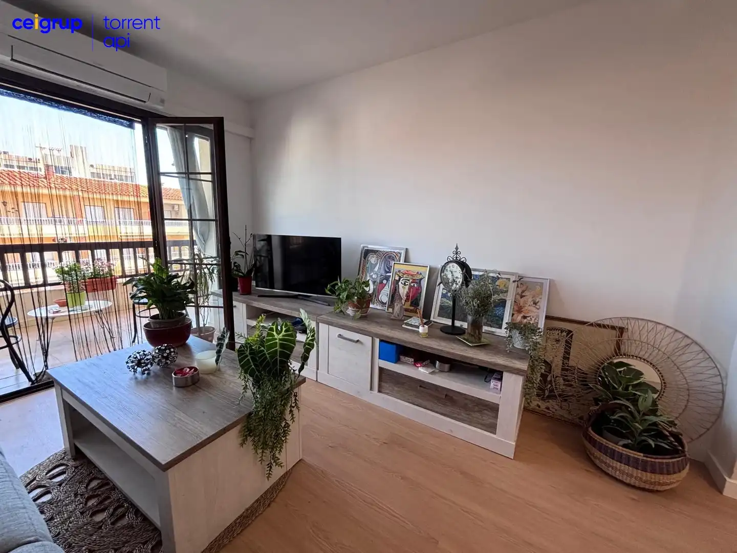 Wohnzimmer von Dachboden zum Verkauf in L'Escala mit Klimaanlage und Terrasse