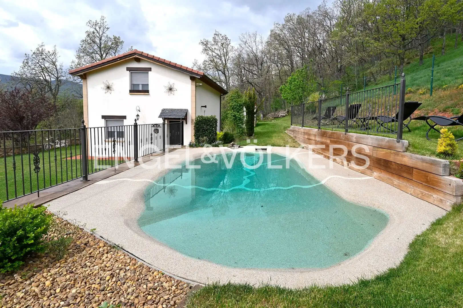 Piscina de Casa o chalet en venta en Reinosa con Aire acondicionado, Calefacción y Jardín privado