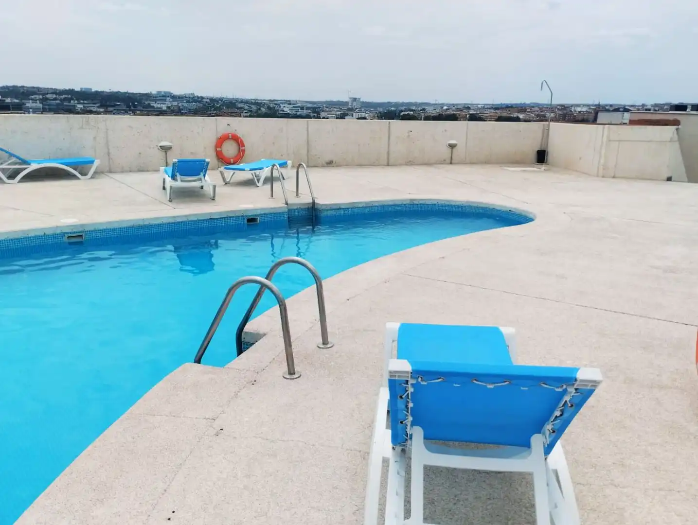 Schwimmbecken von Wohnung zur Miete in San Sebastián de los Reyes mit Klimaanlage, Heizung und Möbliert