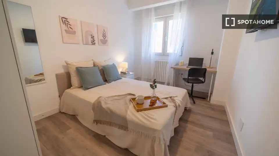 Room in Cuatro Caminos