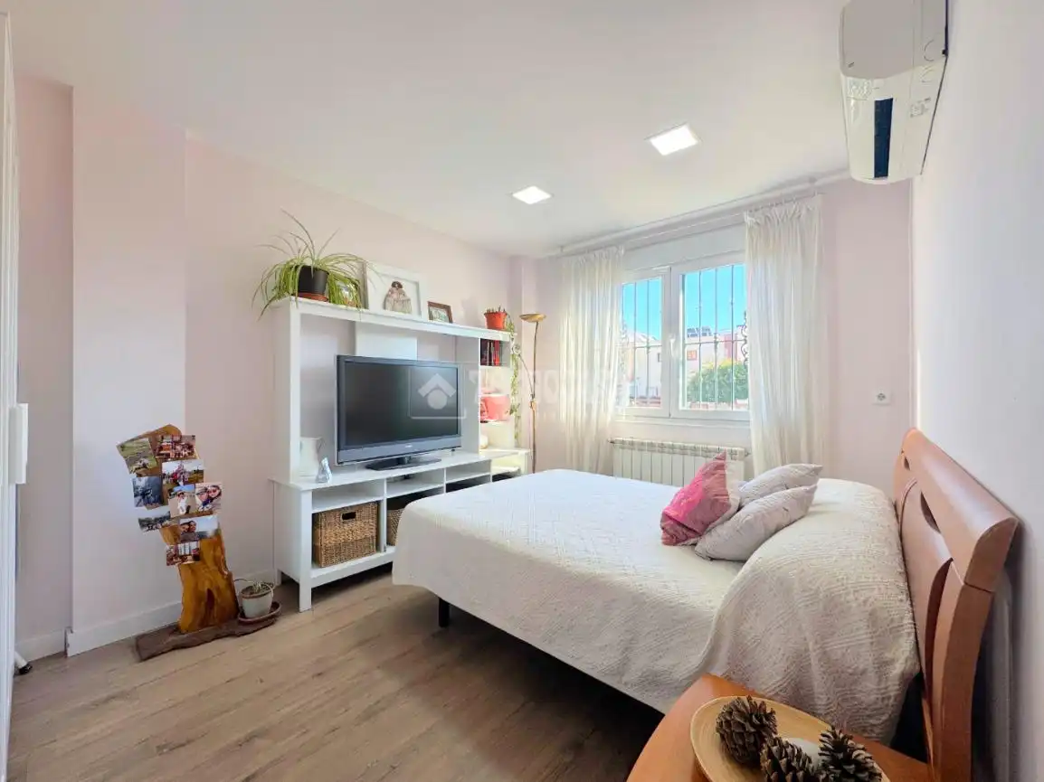Schlafzimmer von Einfamilien-Reihenhaus zum Verkauf in Arroyomolinos (Madrid) mit Klimaanlage, Heizung und Privatgarten