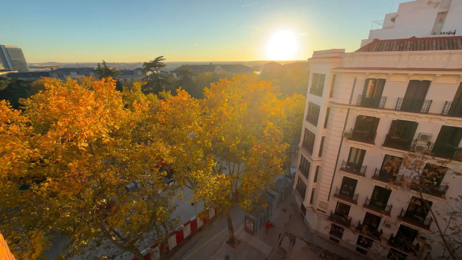 Vista exterior de Piso en venta en Madrid con Calefacción y Alarma