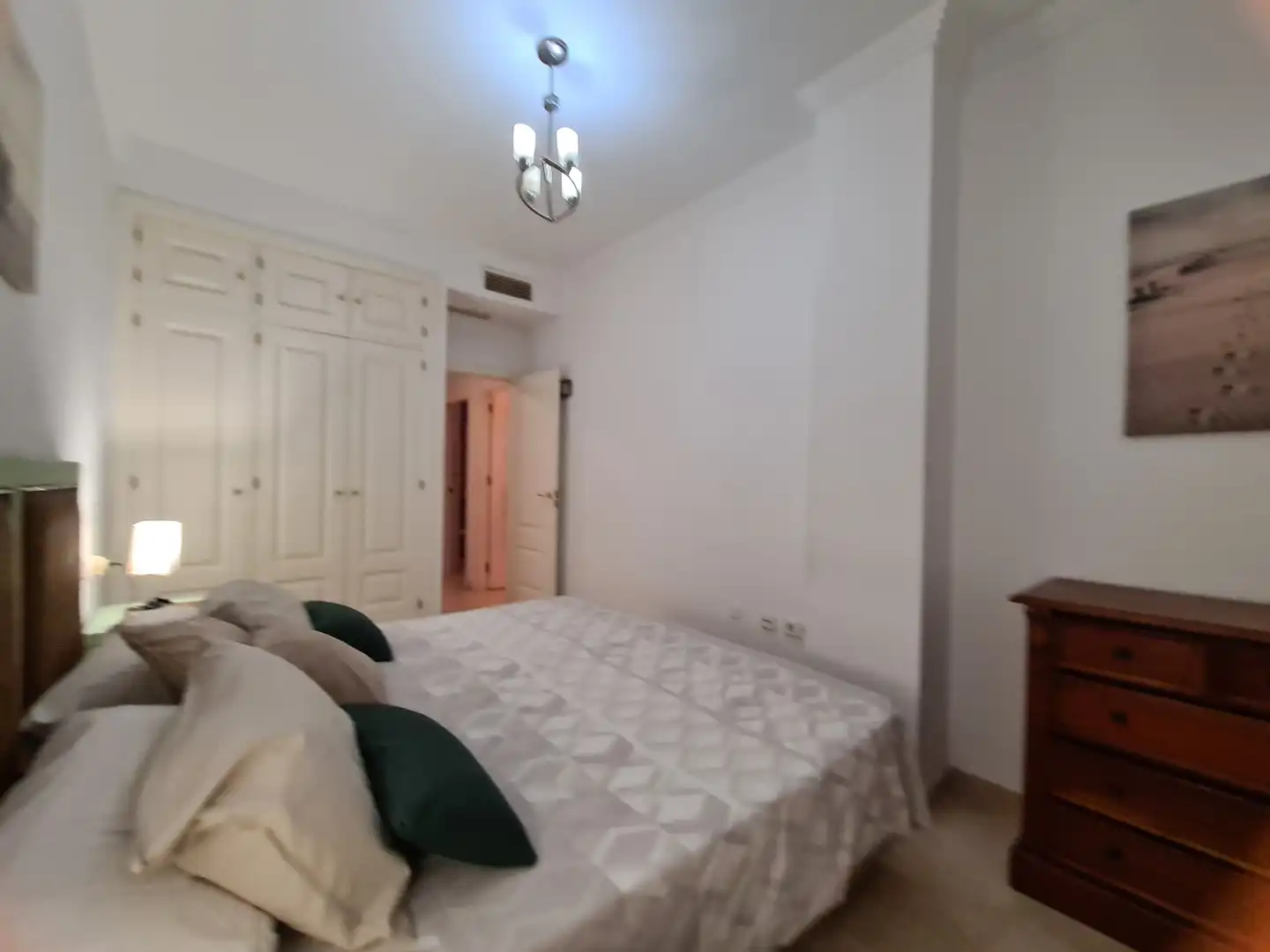 Dormitori de Apartament en venda en Sotogrande amb Jardí privat, Terrassa i Moblat