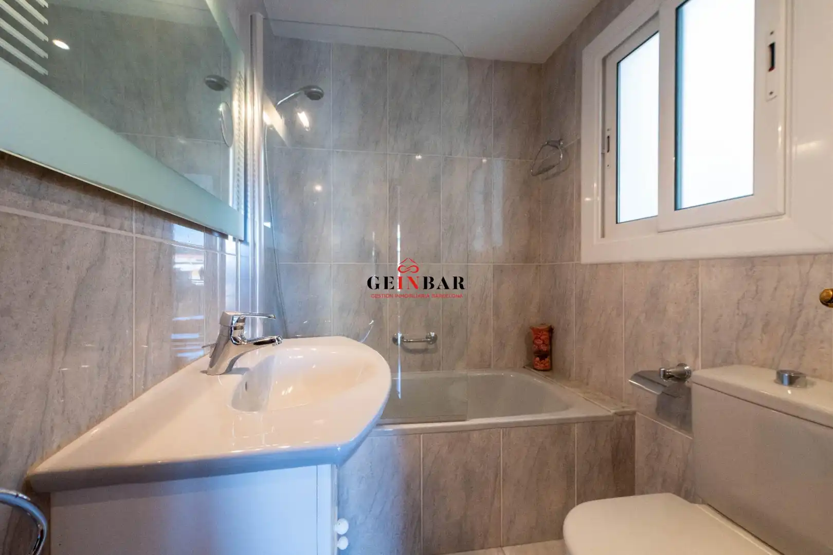 Badezimmer von Wohnung zum Verkauf in Barcelona mit Klimaanlage, Heizung und Privatgarten