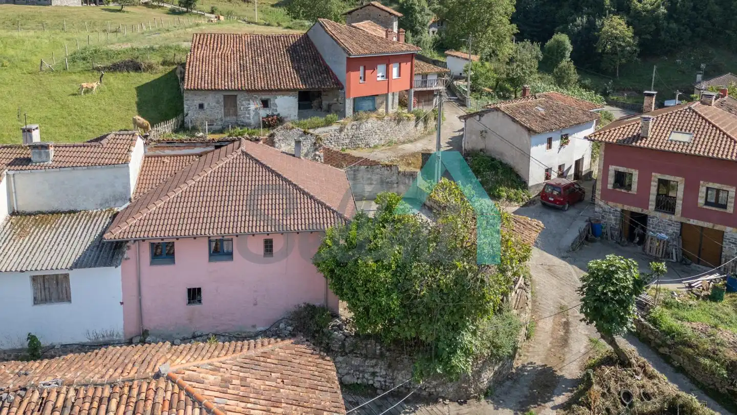 Exterior view of Houses for sale in Parres  with Heating, Private garden and Storage room