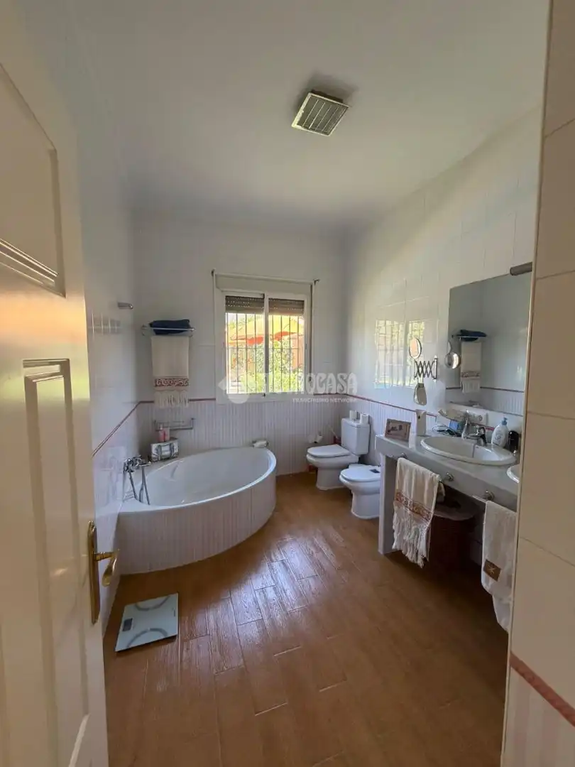 Bany de Casa o xalet en venda en Dos Hermanas amb Aire condicionat