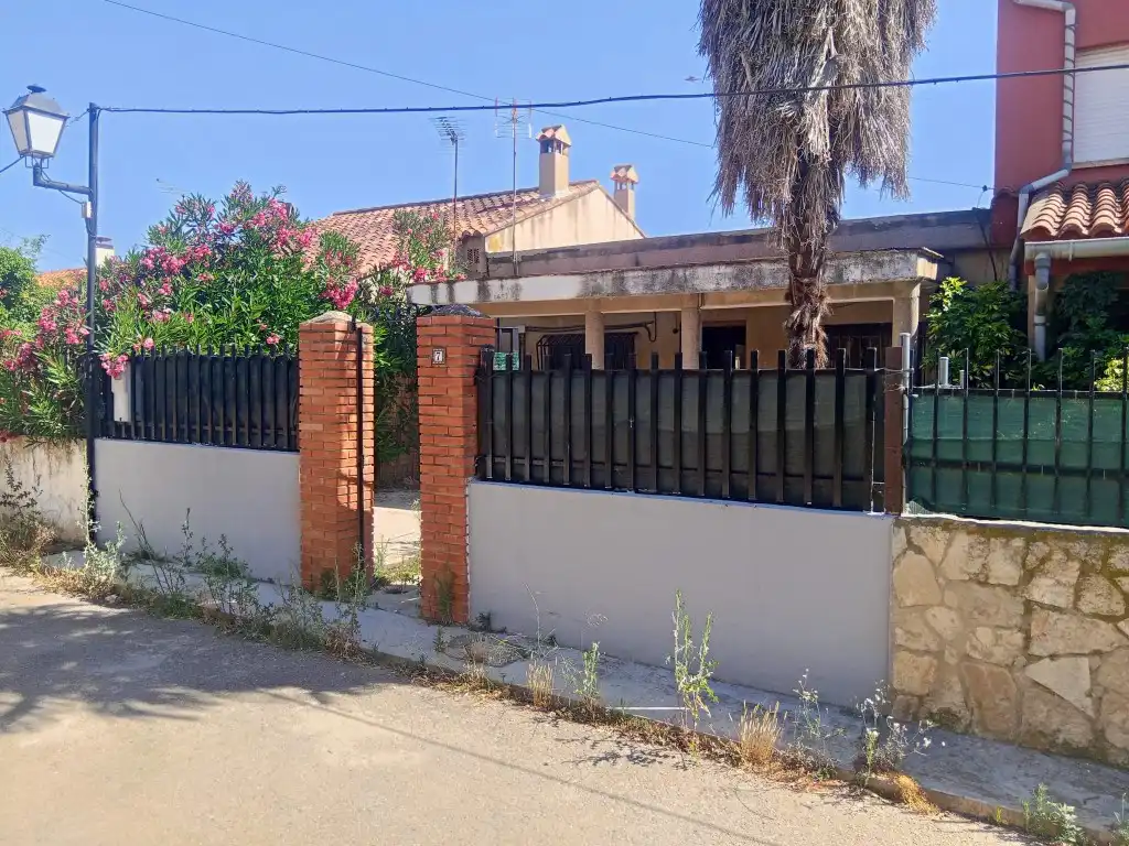 Vista exterior de Finca rústica de lloguer en Calles amb Jardí privat, Terrassa i Forn