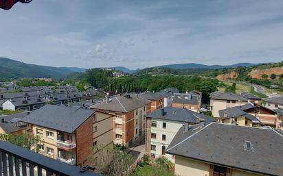 Vista exterior de Pis en venda en La Seu d'Urgell amb Calefacció
