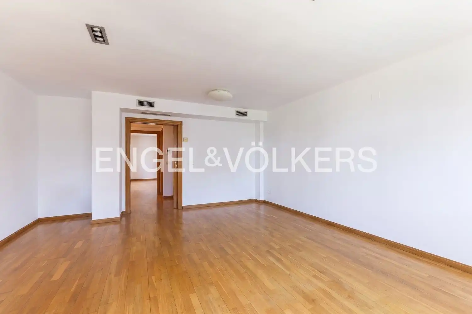 Wohnung zur Miete in Valencia mit Klimaanlage, Heizung und Parkett