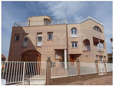 Villa avec balcon à vendre à Huércanos