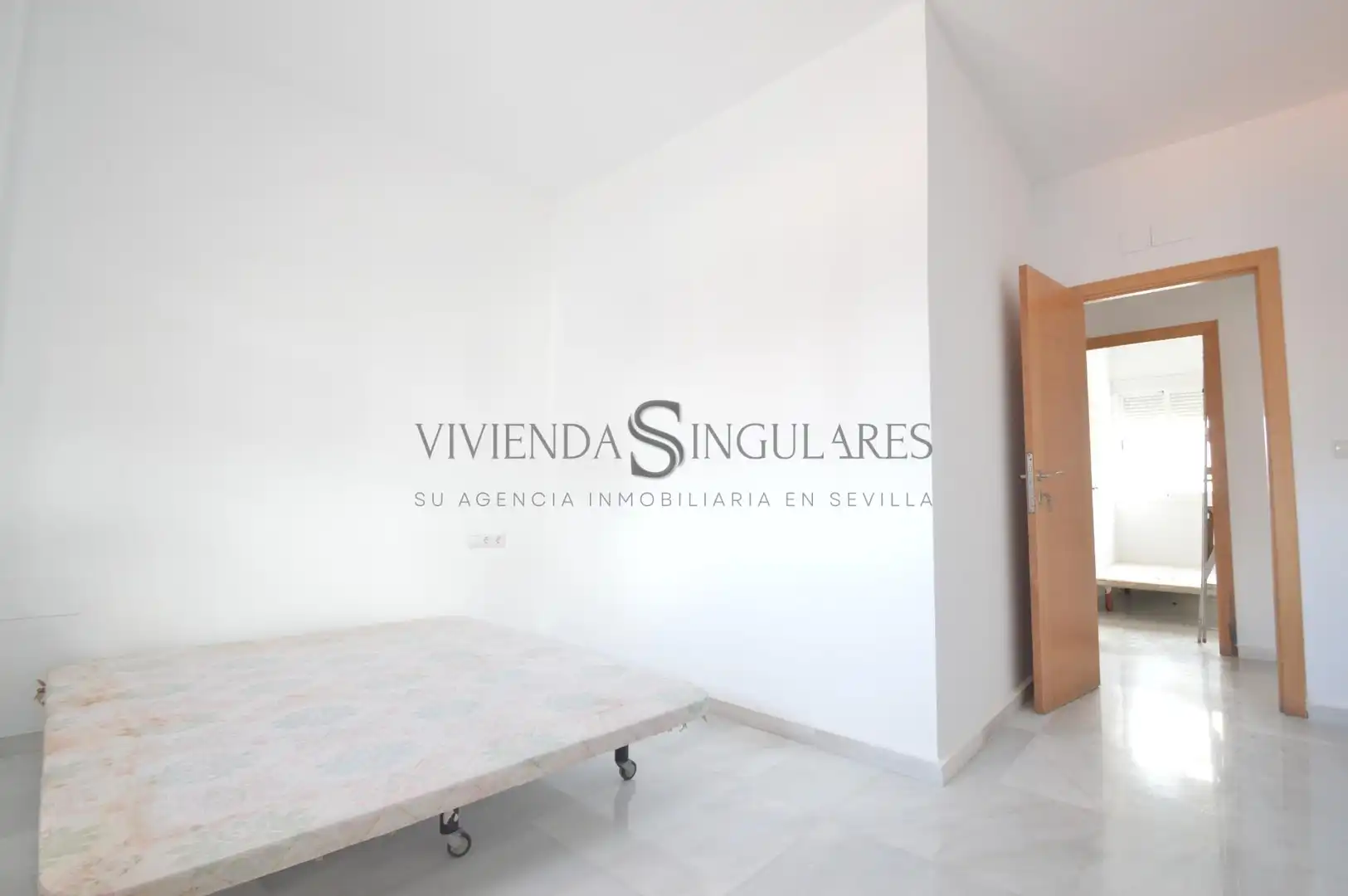 Habitación de Piso en venta en Sevilla con Aire acondicionado, Terraza y Piscina comunitaria
