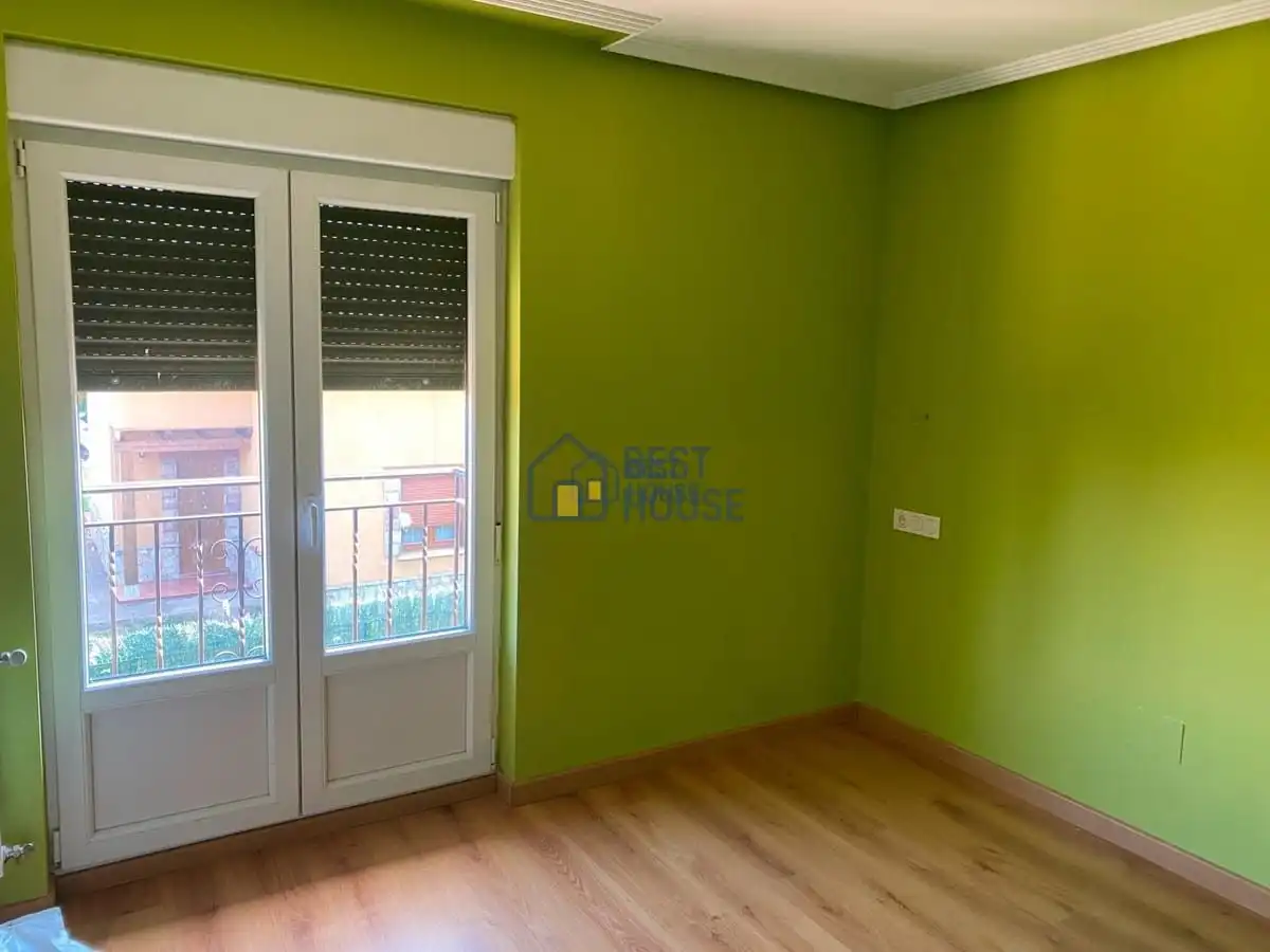 Bedroom of Detached homes for sale in Onzonilla  with Heating, Private garden and Parquet flooring