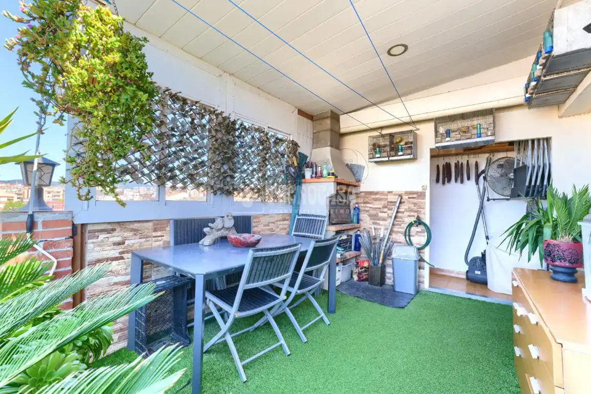 Jardín de Piso en venta en Cornellà de Llobregat con Aire acondicionado, Calefacción y Terraza