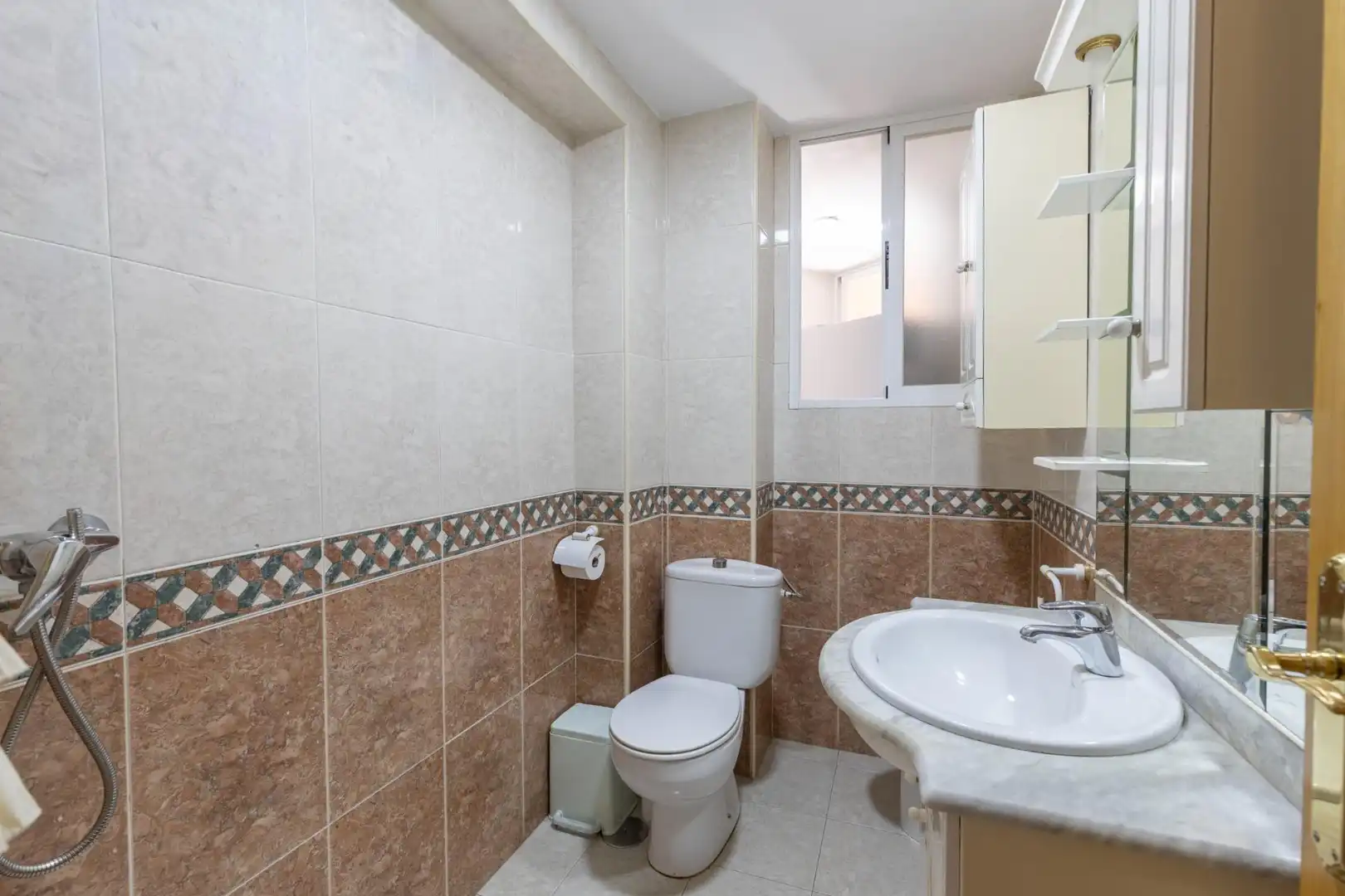Baño de Piso en venta en Granada con Terraza, Amueblado y Balcón