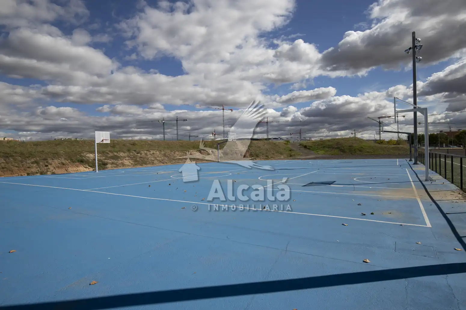 Aparcament de Casa adosada en venda en Villalbilla amb Aire condicionat, Calefacció i Terrassa