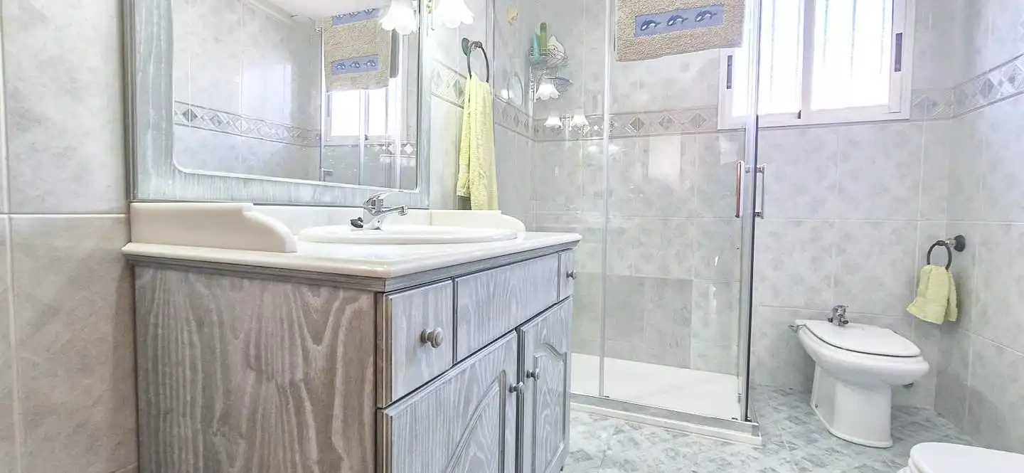 Badezimmer von Erdgeschoss zum Verkauf in Elche / Elx mit Klimaanlage, Terrasse und Abstellraum