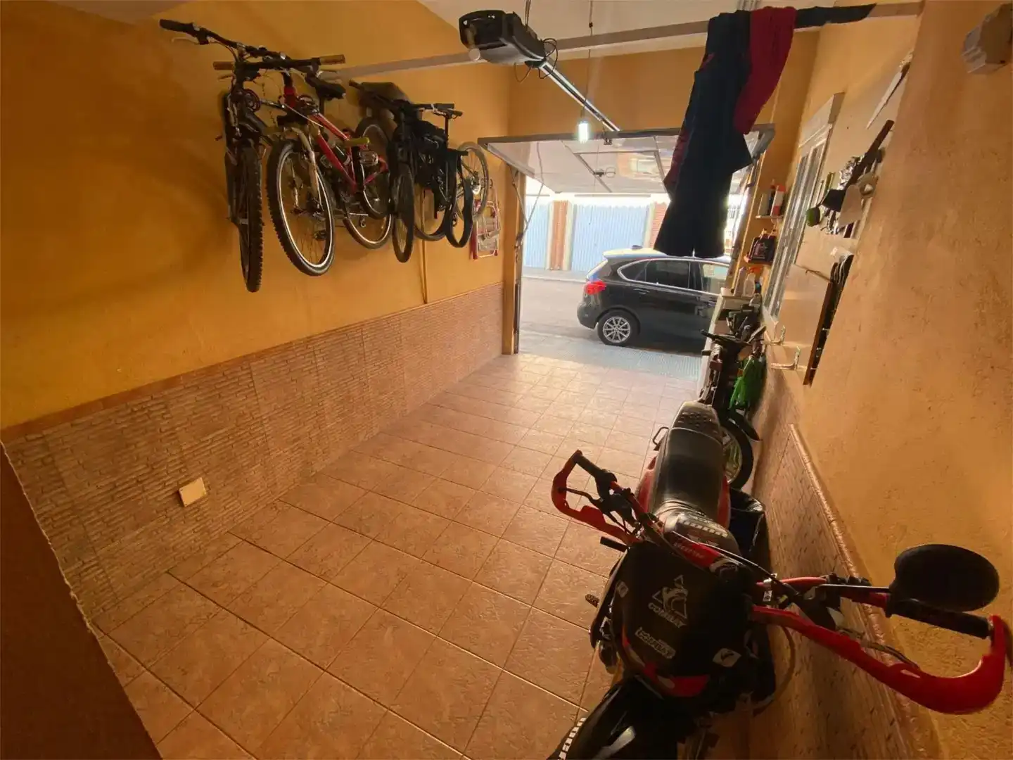 Aparcament de Casa adosada en venda en La Roda amb Balcó
