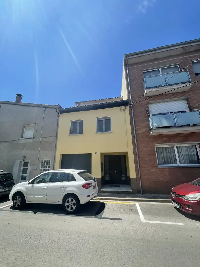 Vista exterior de Casa adosada en venta en Porqueres con Aire acondicionado, Terraza y Balcón