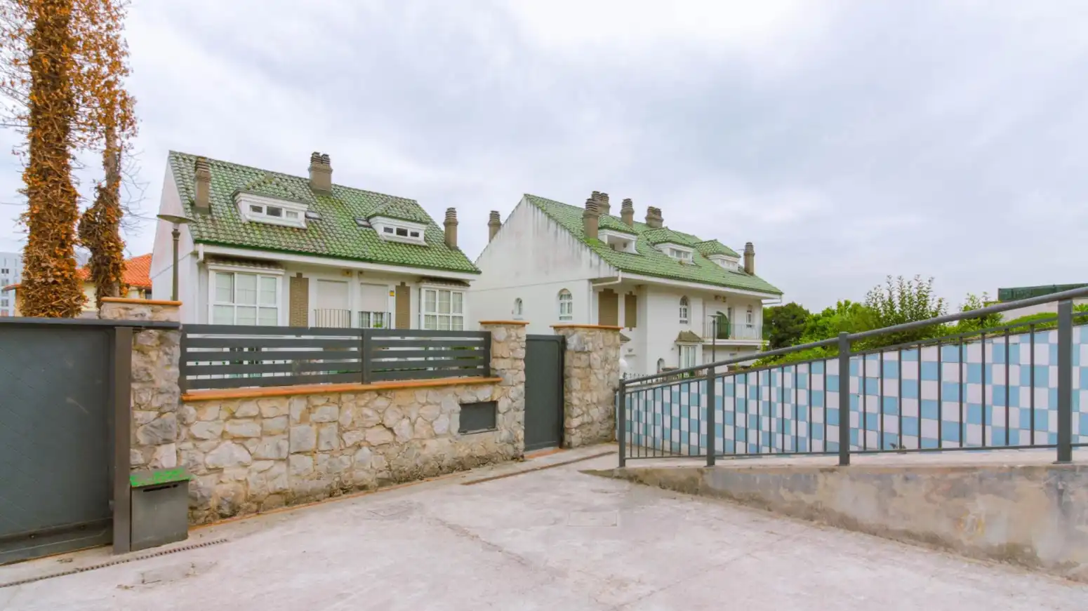 Vista exterior de Casa adosada en venda en Santander amb Calefacció, Parquet i Terrassa