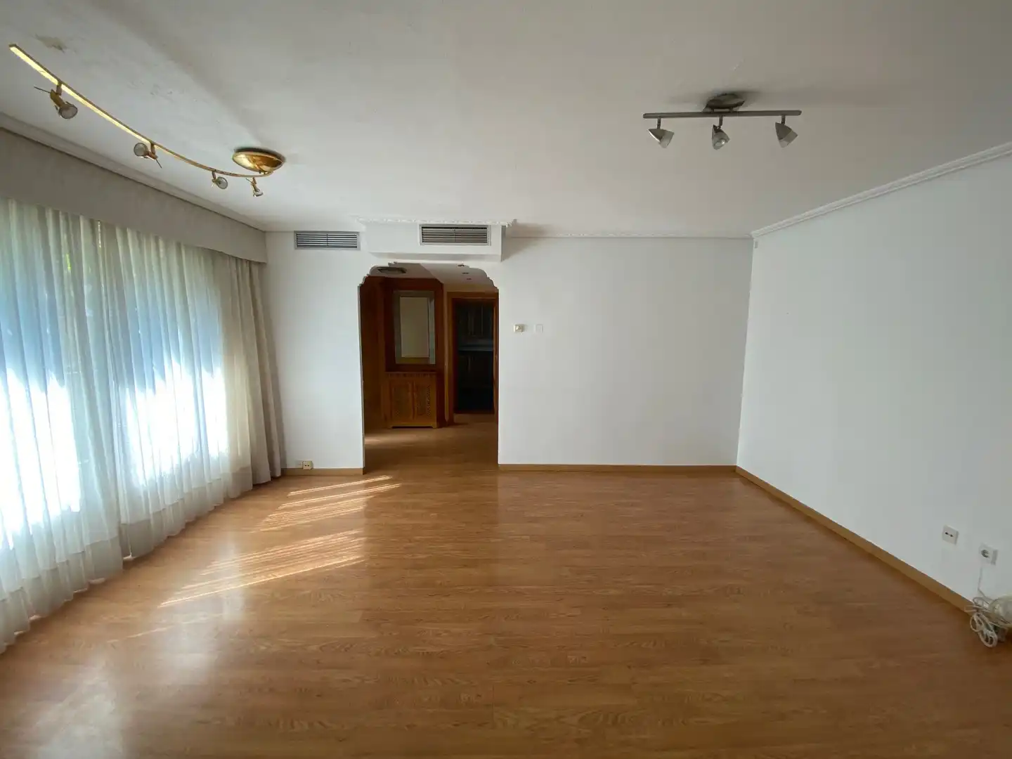 Sala d'estar de Casa adosada en venda en Zaragoza amb Terrassa i Piscina