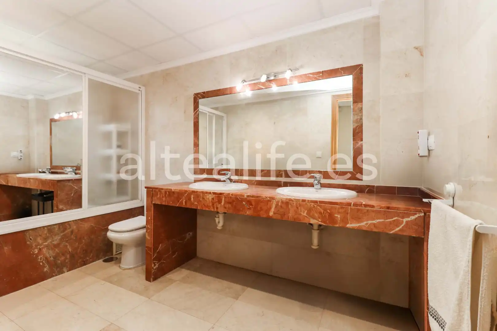 Baño de Casa adosada en venta en La Nucia con Calefacción, Terraza y Piscina comunitaria