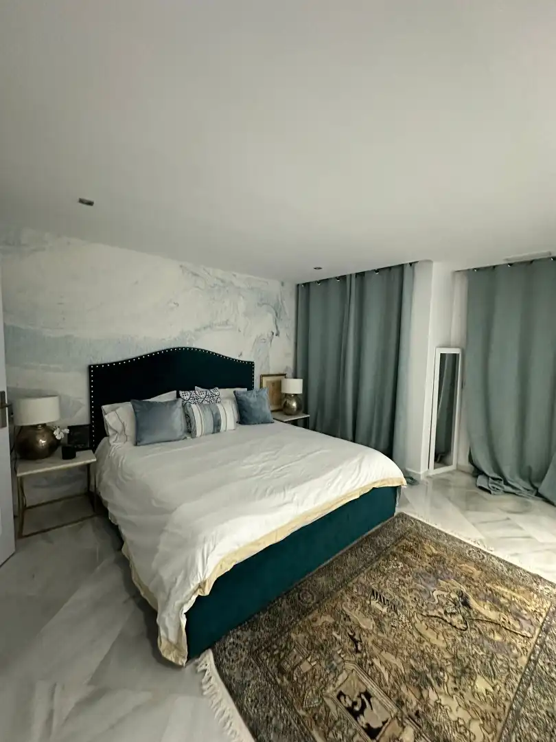 Dormitori de Casa adosada en venda en Marbella amb Aire condicionat, Terrassa i Moblat
