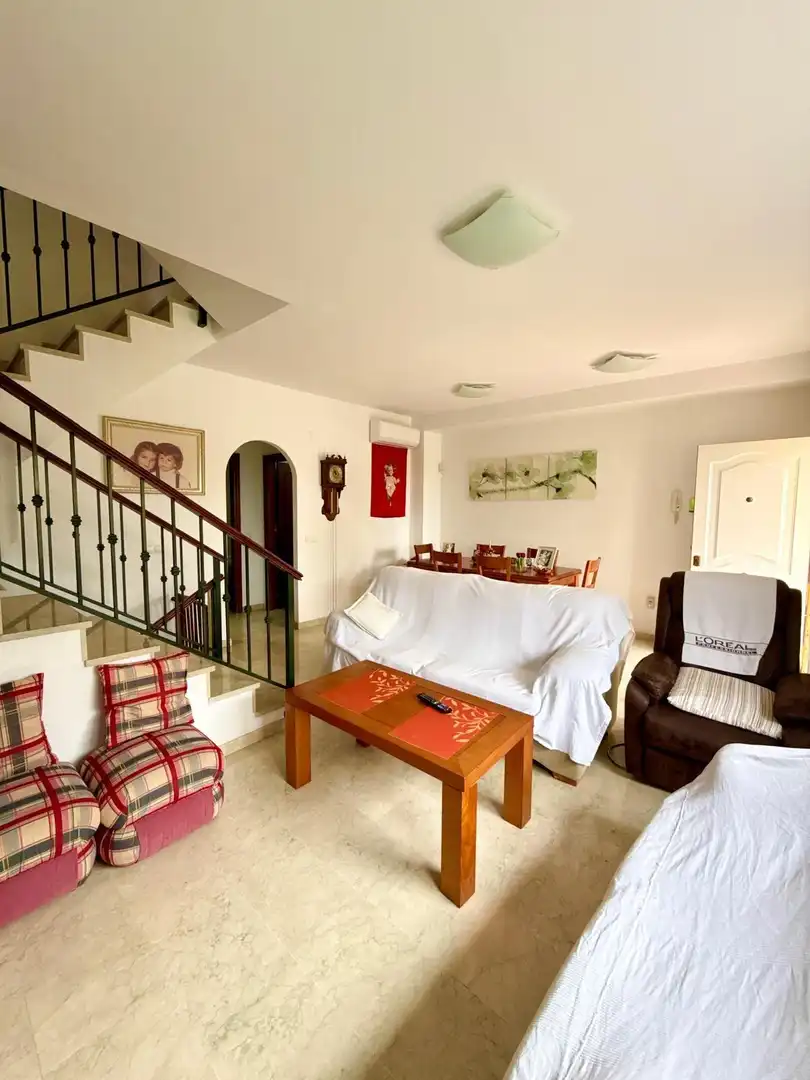 Wohnzimmer von Einfamilien-Reihenhaus zum Verkauf in Vélez-Málaga mit Klimaanlage, Heizung und Terrasse