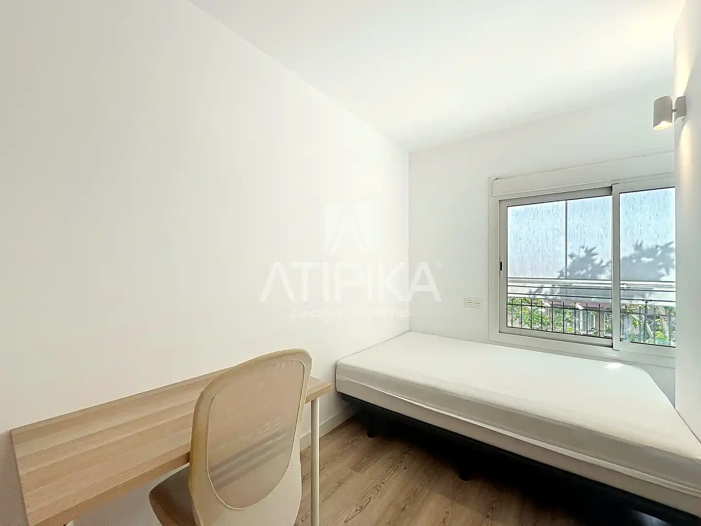 Schlafzimmer von Wohnung zum Verkauf in Barcelona mit Klimaanlage, Parkett und Balkon
