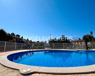 Piscina de Casa adosada en venda en Cambrils amb Aire condicionat, Calefacció i Jardí privat
