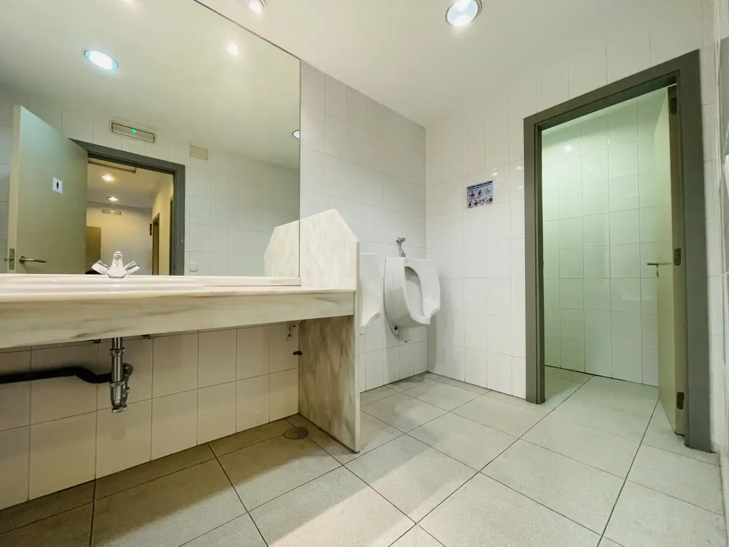 Baño de Local de alquiler en Toledo con Aire acondicionado, Calefacción y Alarma