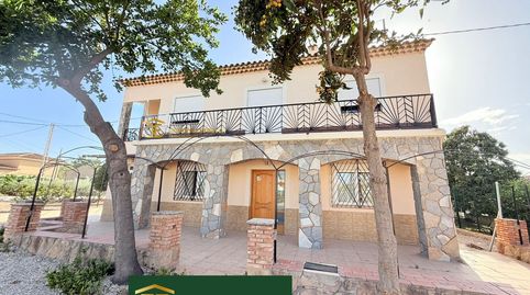 CASA DE DOS PLANTAS CON NAVES EN CARRETERA DE AGUILAS.