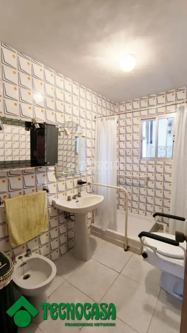 Badezimmer von Einfamilien-Reihenhaus zum Verkauf in La Puebla de Montalbán mit Heizung, Privatgarten und Terrasse