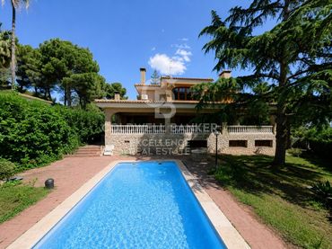 Casa con piscina in vendita a Calle Jacinto Benavente