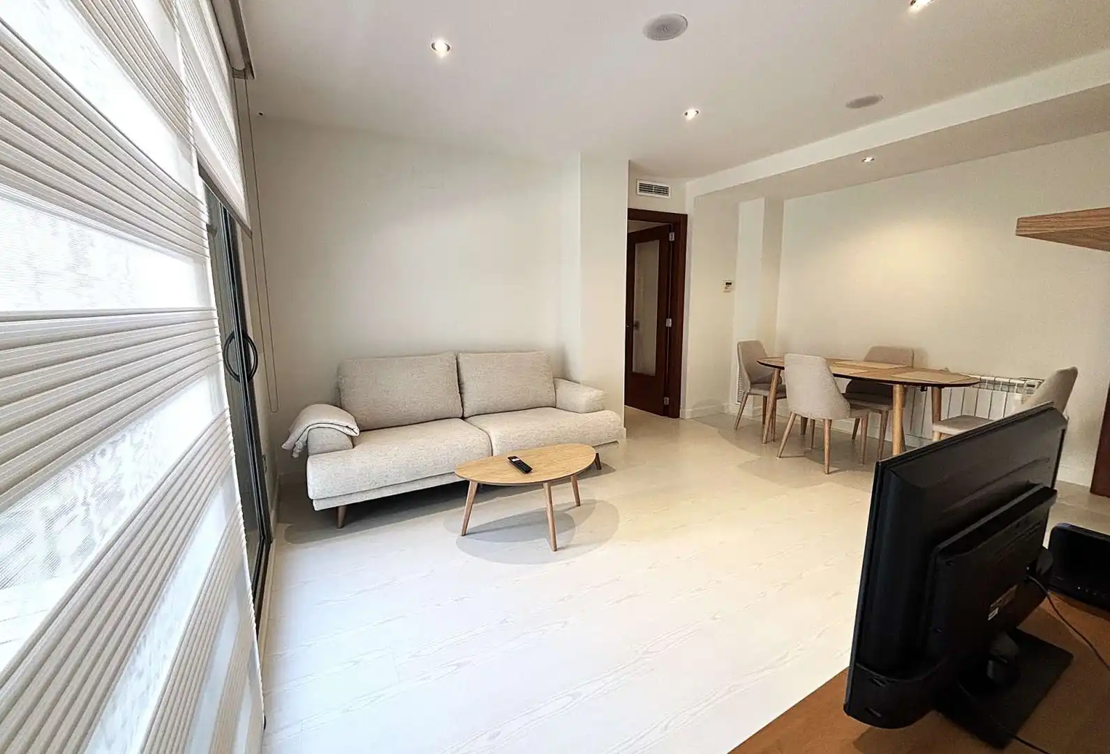 Sala de estar de Apartamento para compartir en Sitges con Aire acondicionado, Terraza y Amueblado