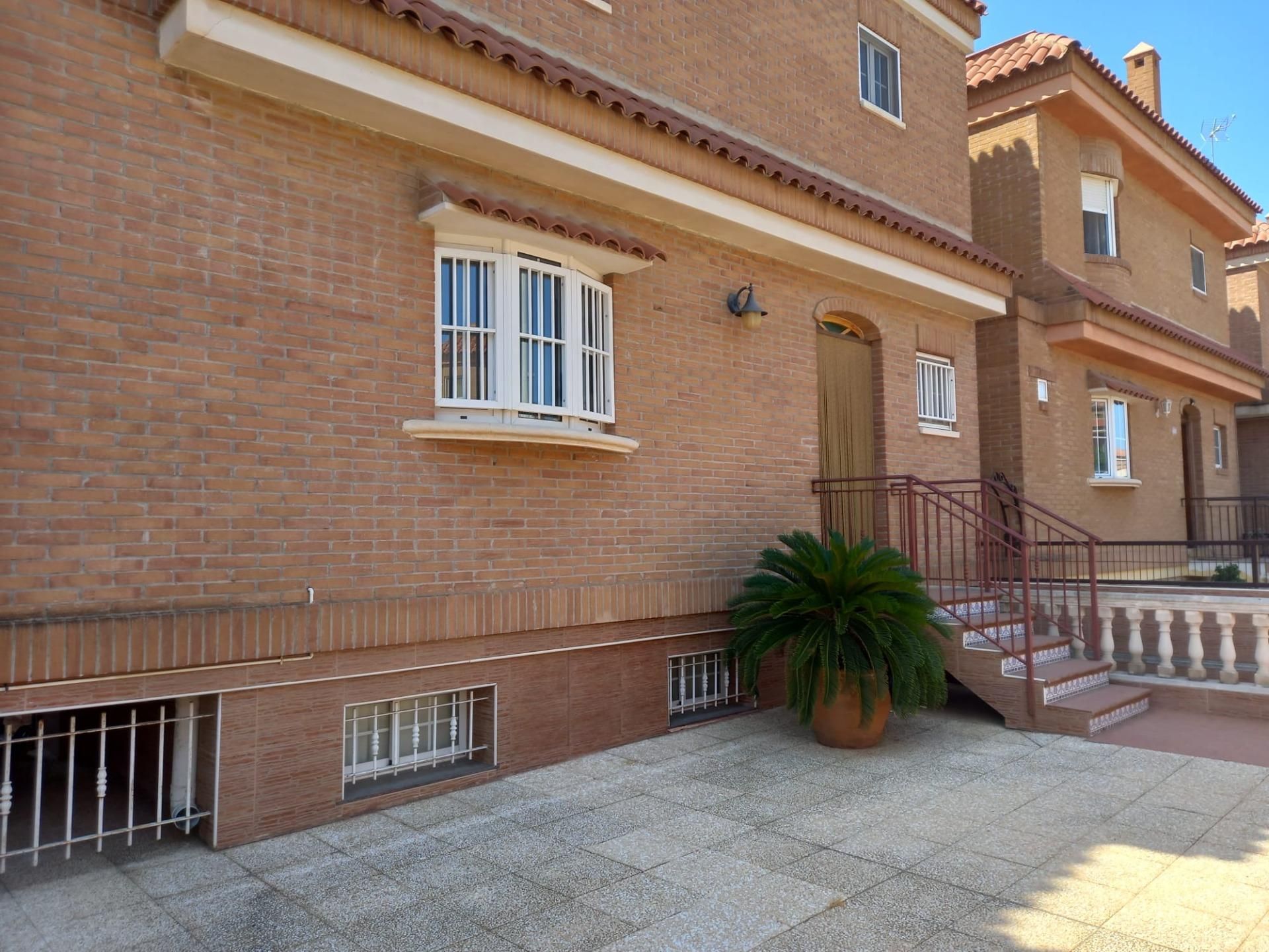 Vista exterior de Casa adosada de alquiler en Elche / Elx con Jardín privado