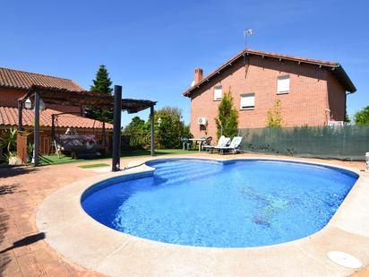 Piscina de Casa adosada en venda en Quijorna amb Aire condicionat, Calefacció i Jardí privat