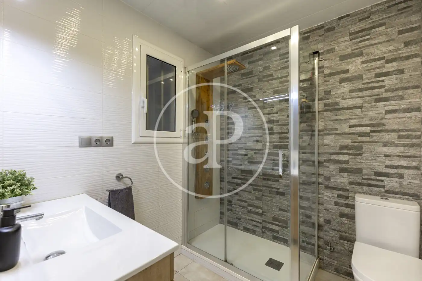 Baño de Piso en venta en Barcelona con Calefacción y Terraza
