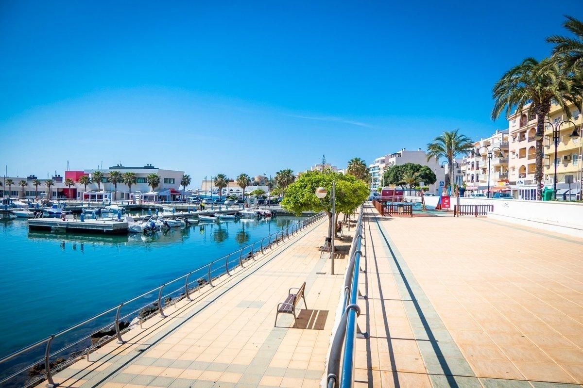 Vista exterior de Àtic en venda en Roquetas de Mar amb Terrassa