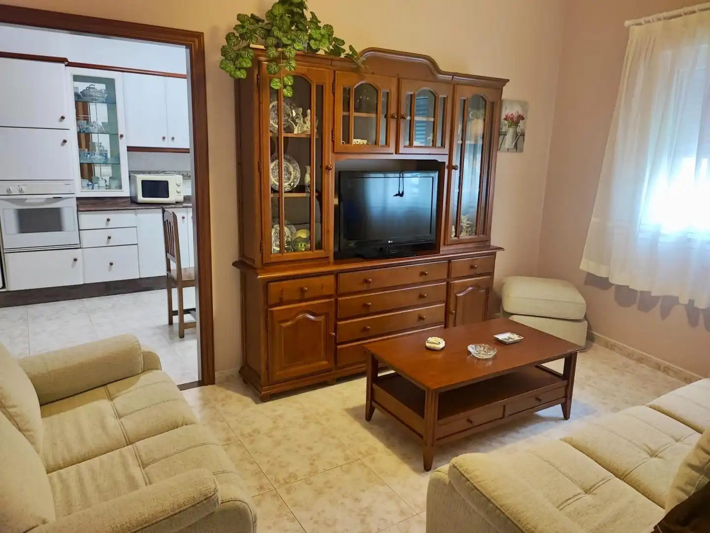 Sala d'estar de Casa adosada en venda en Boiro amb Terrassa, Moblat i Balcó