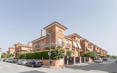 Vista exterior de Casa adosada en venda en Vegas del Genil amb Aire condicionat, Calefacció i Jardí privat
