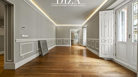 Edificio clásico a un paso de la Puerta de Alcalá, imagen 3