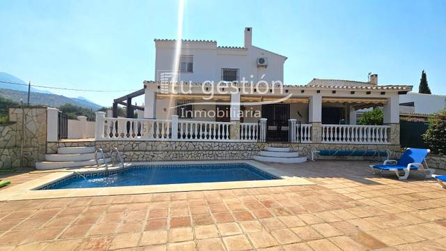 Casa-chalet en Venta en Alcaucín