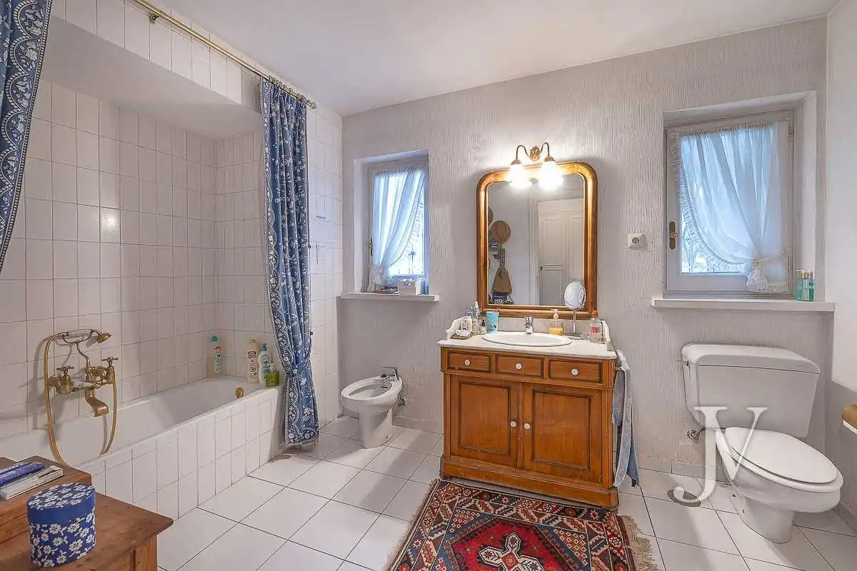 Bany de Casa o xalet en venda en Madrid amb Aire condicionat, Calefacció i Jardí privat